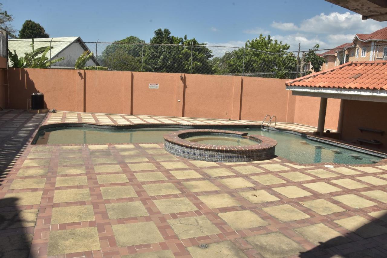 Embassy Deluxe Apartment Kingston Ngoại thất bức ảnh