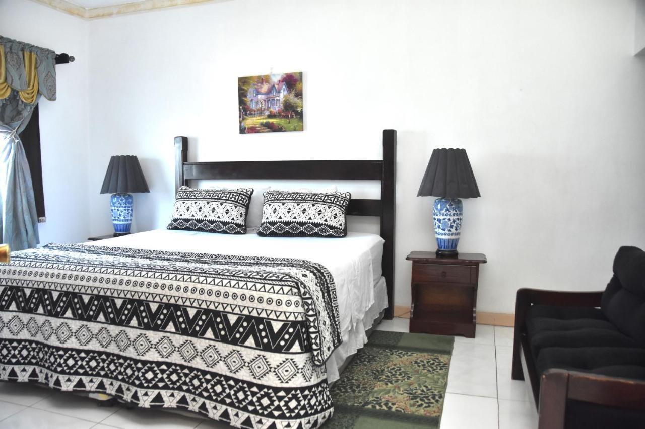Embassy Deluxe Apartment Kingston Ngoại thất bức ảnh