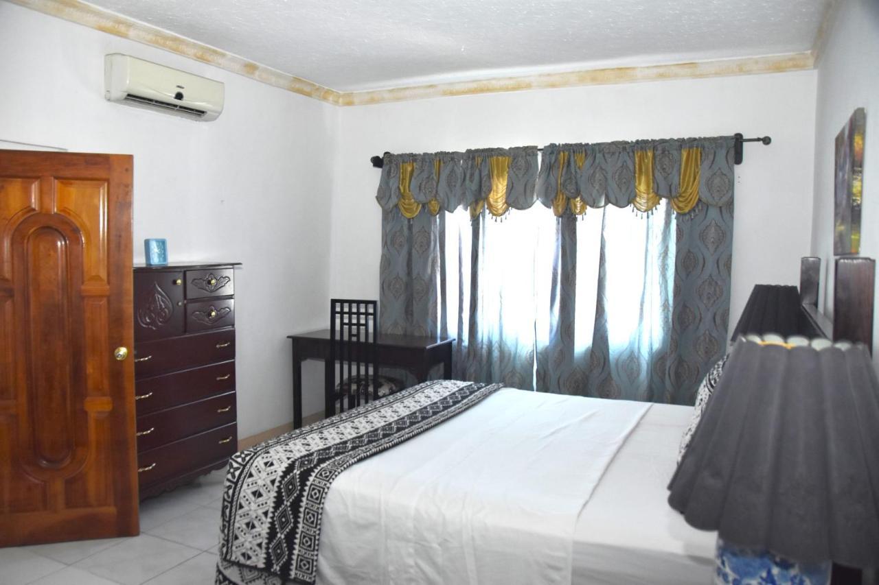 Embassy Deluxe Apartment Kingston Ngoại thất bức ảnh