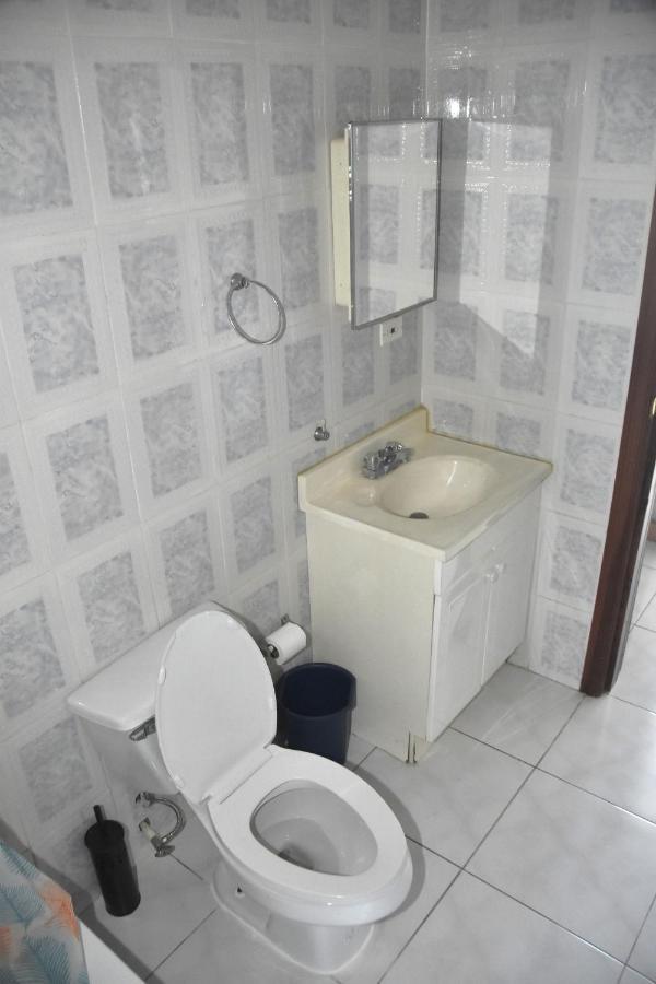 Embassy Deluxe Apartment Kingston Ngoại thất bức ảnh